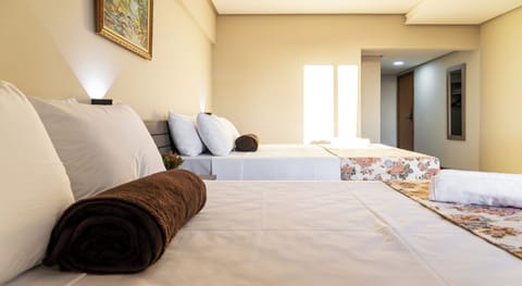 Elite Suite, 1 Bedroom, Private Bathroom | Hypo-allergenic bedding, in-room safe, individually decorated