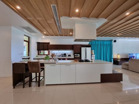 Villa, 5 Bedrooms | Private kitchen | Full-size fridge, microwave, oven, stovetop