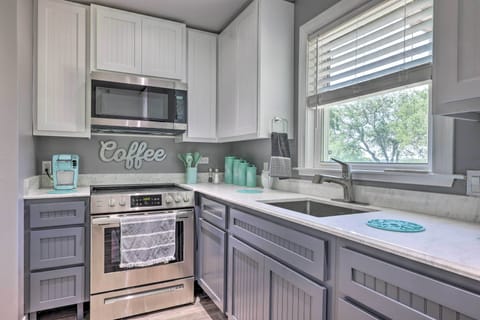 Cottage (1 Bedroom) | Private kitchen | Microwave, oven, stovetop, cookware/dishes/utensils