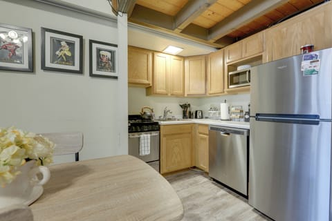 Apartment (0 Bedroom) | Private kitchen | Microwave, oven, stovetop, dishwasher