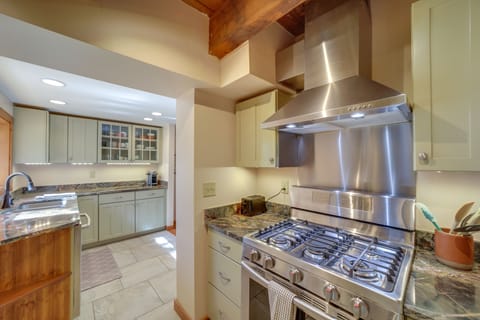 House (3 Bedrooms) | Private kitchen | Microwave, oven, stovetop, dishwasher