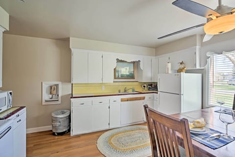 Apartment (3 Bedrooms) | Private kitchen | Microwave, oven, stovetop, cookware/dishes/utensils