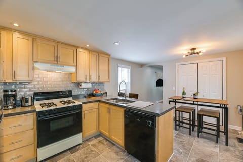 House (2 Bedrooms) | Private kitchen | Microwave, oven, stovetop, dishwasher