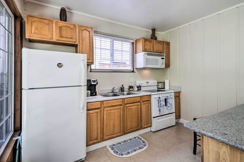 Apartment (2 Bedrooms) | Private kitchen | Microwave, oven, stovetop, blender