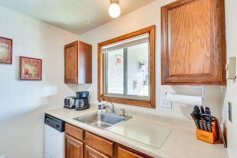 Apartment (3 Bedrooms) | Private kitchen | Microwave, paper towels