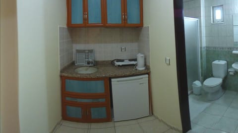 Double or Twin Room | Private kitchenette | Fridge, stovetop, electric kettle, cookware/dishes/utensils