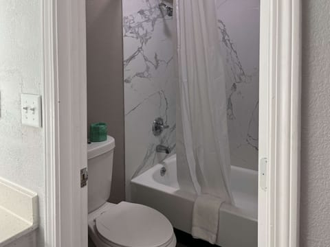 Combined shower/tub, towels