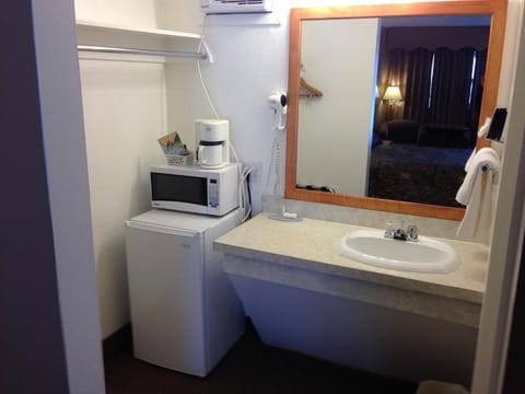 Suite, 2 Double Beds, Non Smoking, Kitchen | In-room dining