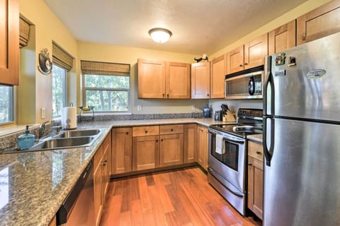 Apartment (2 Bedrooms) | Private kitchen | Microwave, oven, stovetop, dishwasher