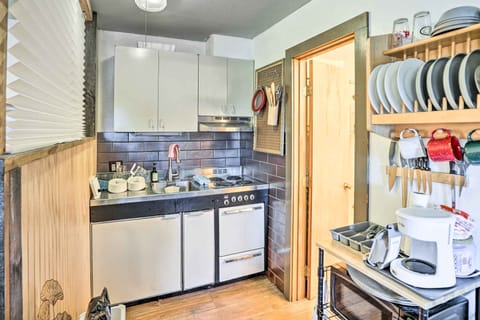 Apartment (1 Bedroom) | Private kitchen | Microwave, oven, stovetop, cookware/dishes/utensils