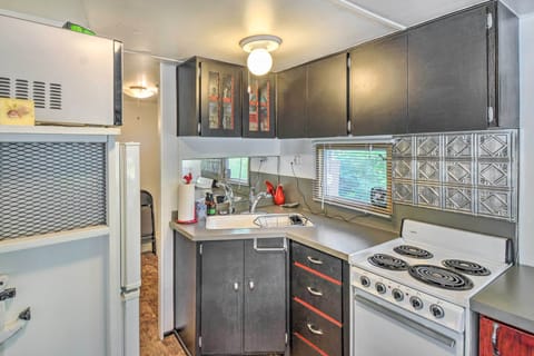 Cottage (2 Bedrooms) | Private kitchen | Microwave, oven, stovetop, blender