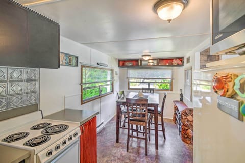 Cottage (2 Bedrooms) | Private kitchen | Microwave, oven, stovetop, blender