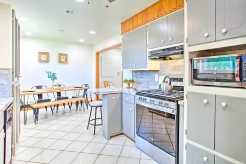 House (3 Bedrooms) | Private kitchen | Microwave, oven, stovetop, dishwasher