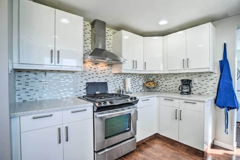 House (3 Bedrooms) | Private kitchen | Oven, stovetop, dishwasher, blender