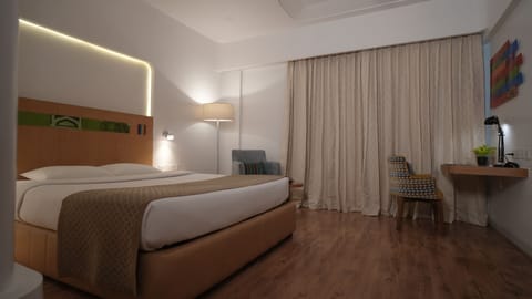 Deluxe Room | In-room safe, desk, laptop workspace, soundproofing