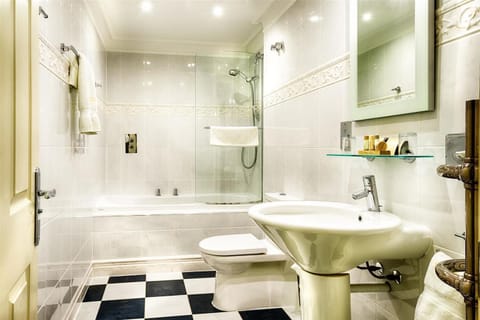 Standard King Room, Ensuite | Bathroom | Combined shower/tub, towels