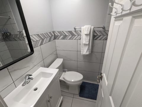 Luxury Room | Bathroom | Combined shower/tub, towels, soap, shampoo