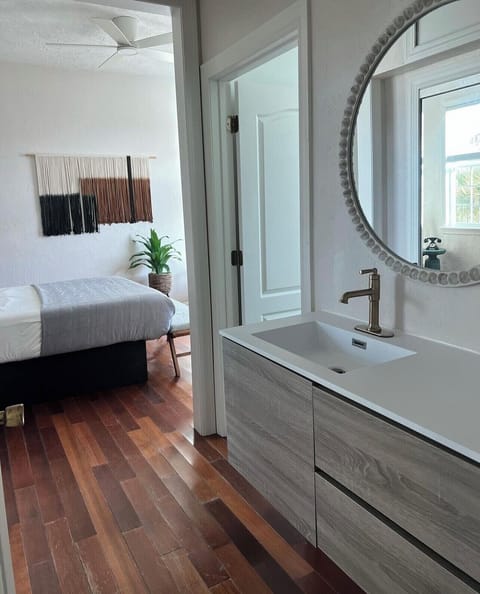 Traditional Suite | Bathroom | Hair dryer, towels