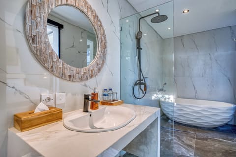 Family Villa | Bathroom | Shower, rainfall showerhead, free toiletries, hair dryer