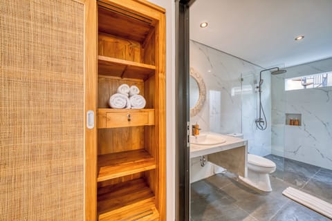 Family Villa | Bathroom | Shower, rainfall showerhead, free toiletries, hair dryer