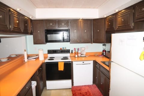 Condo, 2 Bedrooms | Private kitchen