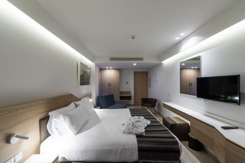 Superior Room, Sea View | Minibar, in-room safe, desk, laptop workspace