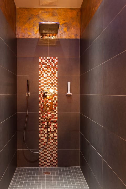 Signature Suite, 2 Bedrooms, Sauna, Ground Floor (Ground Floor DL) | Bathroom shower