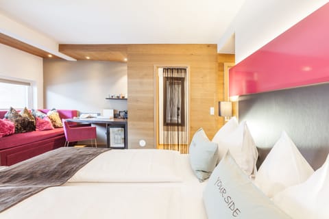 Premium Double Room, 1 King Bed, Balcony, City View | Hypo-allergenic bedding, free minibar items, in-room safe