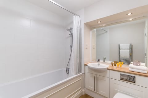 Combined shower/tub, free toiletries, hair dryer, towels