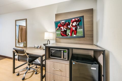 Deluxe Room, 1 King Bed, Accessible (Smoke Free) | Desk, blackout drapes, free cribs/infant beds, free WiFi