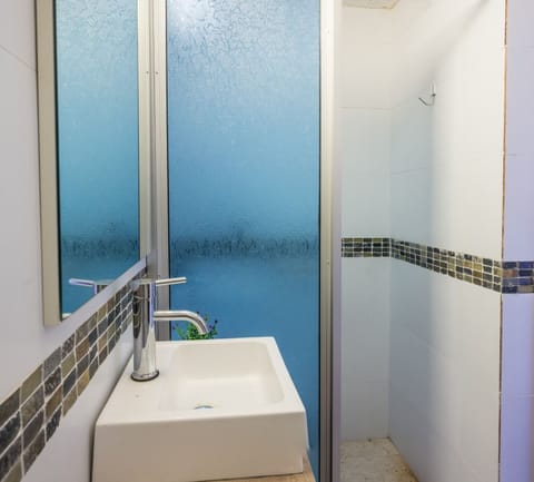 Apartment | Bathroom | Shower, hair dryer, bidet, towels