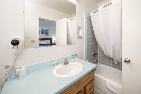 Single Room, 1 Queen Bed | Bathroom | Combined shower/tub, free toiletries, hair dryer, towels