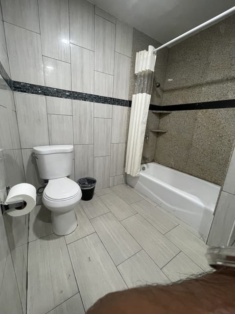 Separate tub and shower, jetted tub, towels
