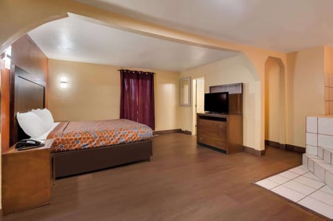 Jacuzzi Room, 1 King Bed, Smoking | Free WiFi, bed sheets