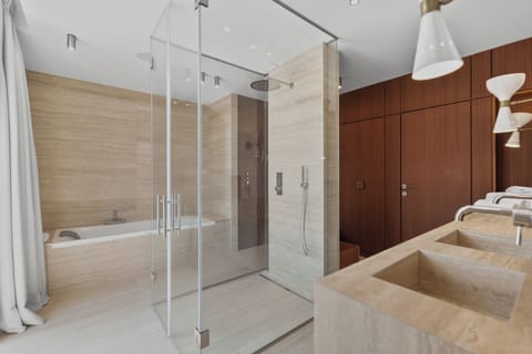 VILLA DE ROSE | Bathroom | Shower, free toiletries, hair dryer, towels