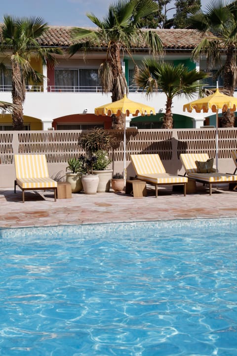 Outdoor pool, pool umbrellas, sun loungers