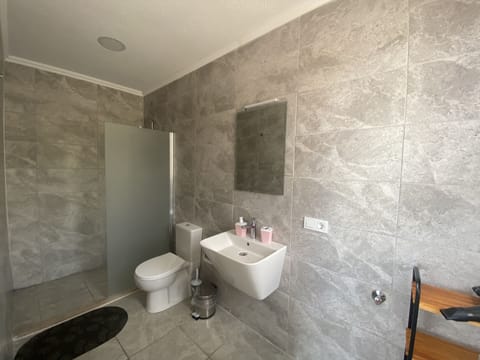 Oda 8 Basic Double Room | Bathroom | Shower, rainfall showerhead, hair dryer, towels