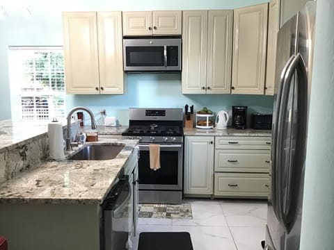 Luxury Single Room, 1 Bedroom | Private kitchen | Oven, dishwasher, blender, cookware/dishes/utensils