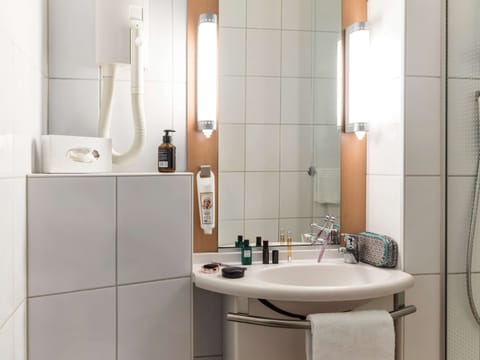 Room, 2 Twin Beds | Bathroom | Shower, eco-friendly toiletries, hair dryer, towels