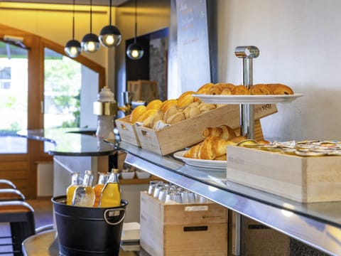 Daily buffet breakfast for a fee
