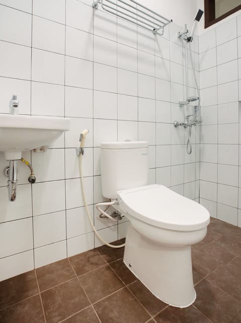 Standard Double Room | Bathroom | Shower, towels