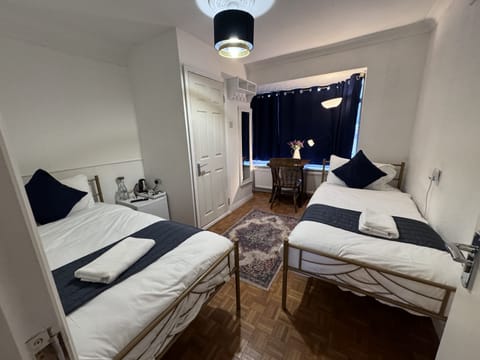 Deluxe Twin Room | Desk, iron/ironing board, free WiFi