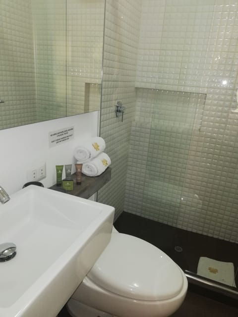 Superior Twin Room | Bathroom | Combined shower/tub, free toiletries, hair dryer, towels