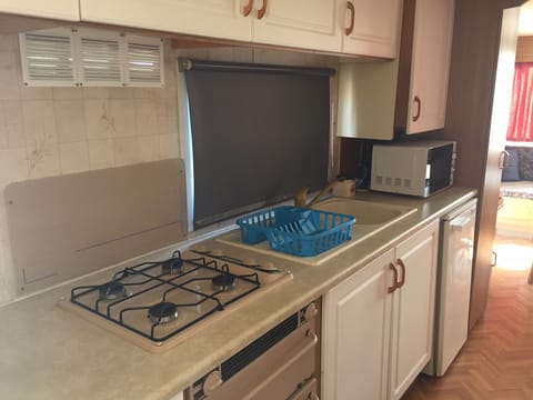 Bungalow | Private kitchenette | Mini-fridge, microwave, stovetop, dishwasher