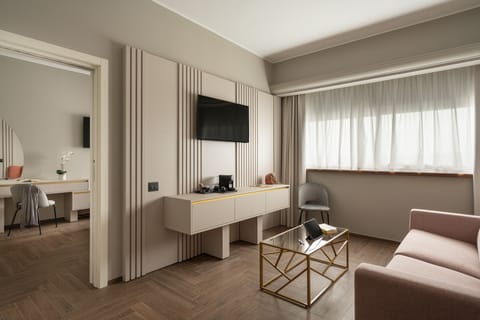 Junior Suite | Premium bedding, in-room safe, desk, free WiFi