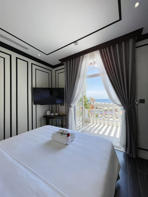 Suite Room | Premium bedding, minibar, soundproofing, free WiFi