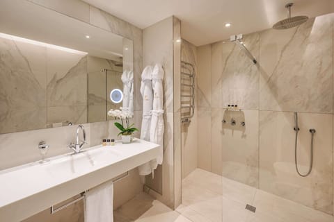 Junior Suite | Bathroom | Shower, rainfall showerhead, slippers, towels