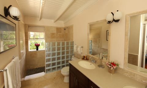 Deluxe Gunpowder Suite, Harbour View, Balcony | Bathroom | Shower, free toiletries, hair dryer, towels