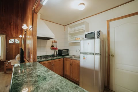 Cabin for 6 people | Private kitchen | Full-size fridge, microwave, stovetop, electric kettle