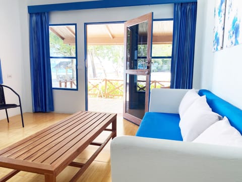 Deluxe Beachfront Suite | Living area | 32-inch LED TV with satellite channels, TV